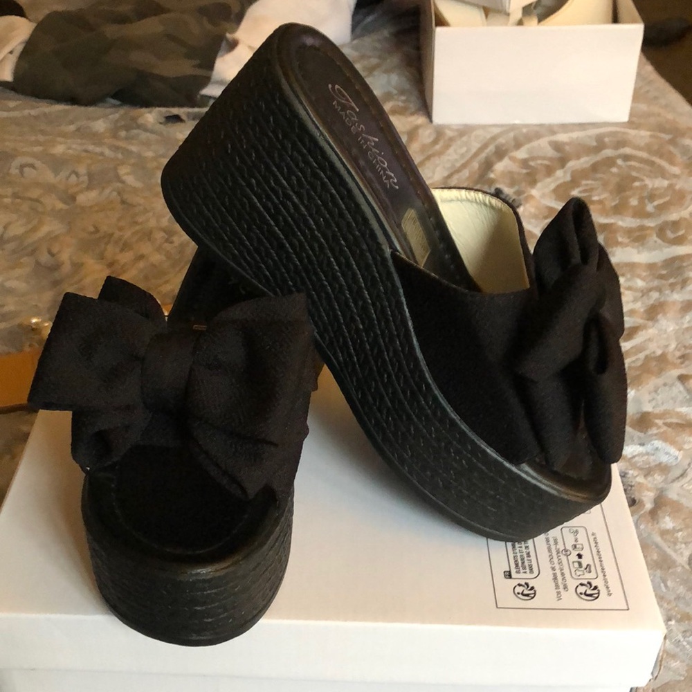 Platform wedge bow sandal